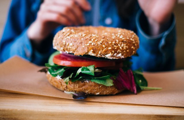 Lipsa somnului creste nevoia de alimente tip "junk-food" si riscul de obezitate