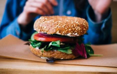 Lipsa somnului creste nevoia de alimente tip "junk-food" si riscul de obezitate