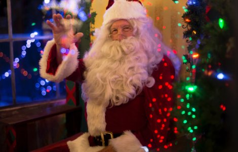 Mos Craciun s-a prabusit in fata copiilor la serbarea de Craciun. Barbatul a murit in drum spre spital