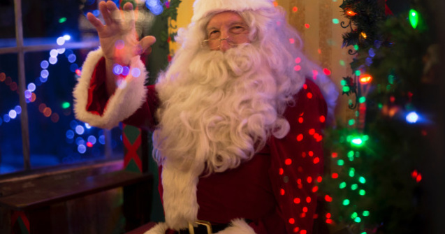 Mos Craciun s-a prabusit in fata copiilor la serbarea de Craciun. Barbatul a murit in drum spre spital