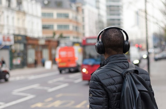 Casti bluetooth fara fir - 5 avantaje reale