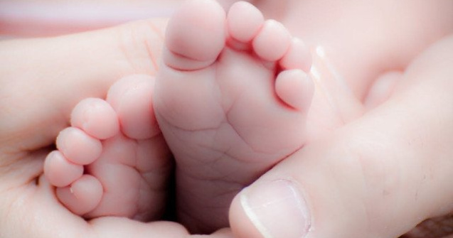 O femeie din India a dat nastere unui baietel in timp ce se spanzura