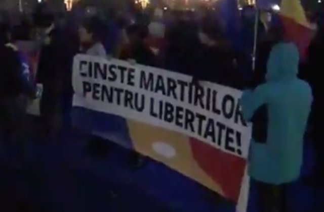 Mii de persoane participa la comemorarea eroilor Revolutiei / VIDEO