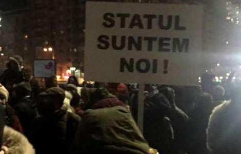 Sute de sibieni protesteaza in fata sediului PSD