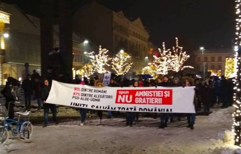 Cluj: Circa 200 de persoane au protestat impotriva ordonantei fiscale, a amnistiei si gratierii