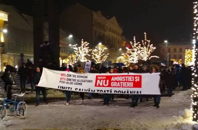 Cluj: Circa 200 de persoane au protestat impotriva ordonantei fiscale, a amnistiei si gratierii