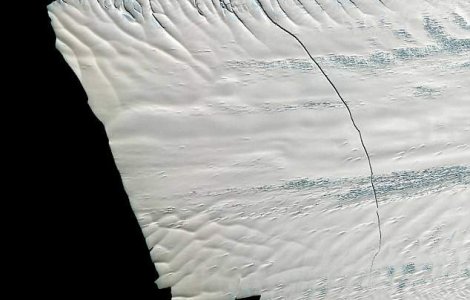 Un aisberg cat New Yorkul sta sa se desprinda de la Pol