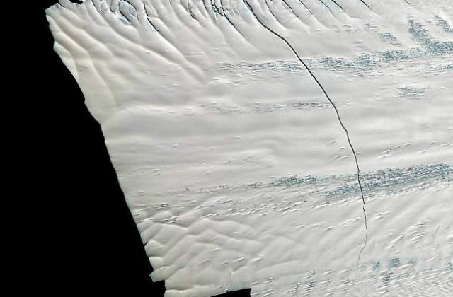 Un aisberg cat New Yorkul sta sa se desprinda de la Pol