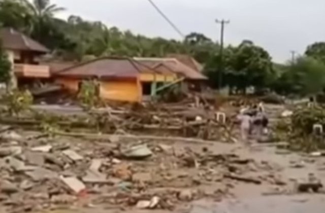Bilantul tsunamiului care a lovit Indonezia a crescut la 429 de morti