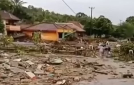 Bilantul tsunamiului care a lovit Indonezia a crescut la 429 de morti