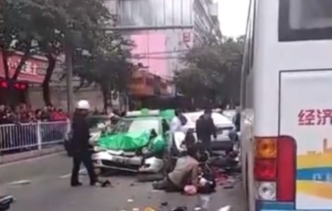 Cel putin 5 morti si 21 de raniti intr-o luare de ostatici in China