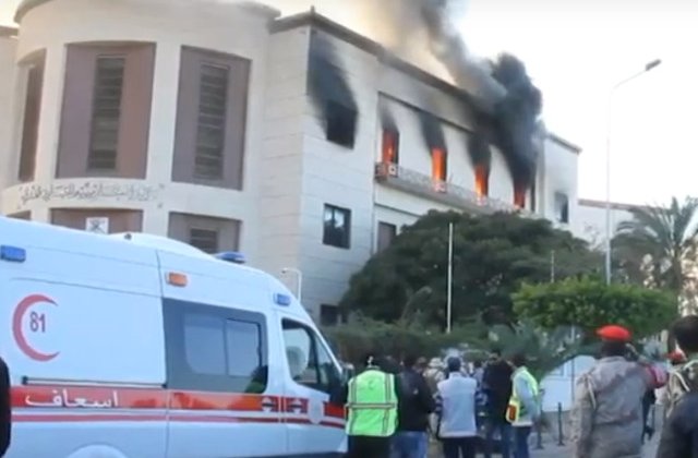 Cel putin 3 morti si 10 raniti in urma unui atac asupra Ministerului de Externe al Libiei