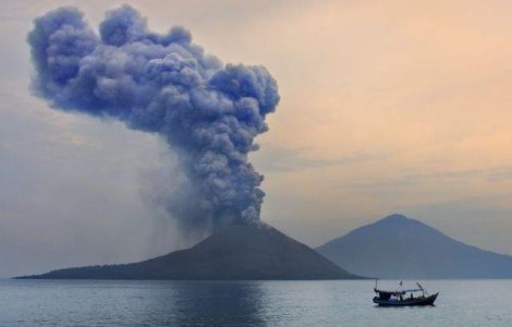 "Copilul lui Krakatoa", vulcanul care face ravagii in Indonezia