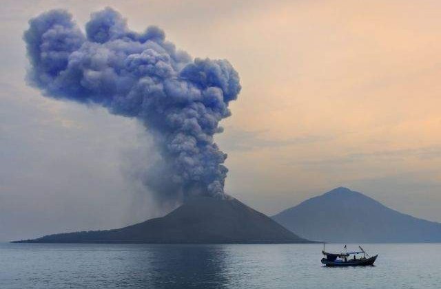 "Copilul lui Krakatoa", vulcanul care face ravagii in Indonezia