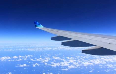 Un tata a cumparat bilete de avion la toate zborurile fiicei sale