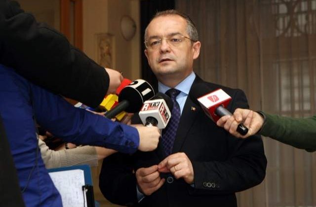 Scenariul lui Nastase: Luni, Boc isi va da demisia