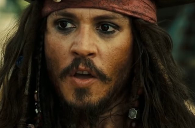 Costumat in pirat, Johnny Depp a vizitat un spital pentru copiii bolnavi de cancer din Paris/ FOTO