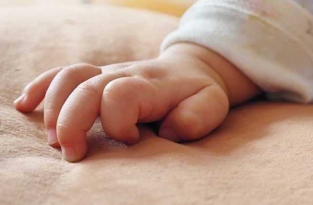 Un bebelus s-a inecat intr-o galeata cu apa aflata langa pat