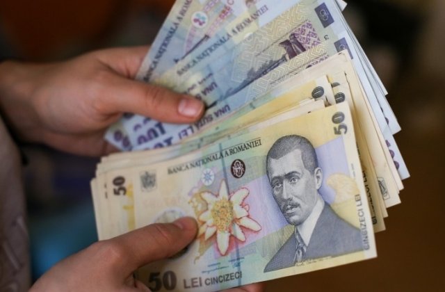 Salarii mai mari pentru bugetari, "taxa pe lacomie" pentru banci si benzina mai scumpa, din 2019