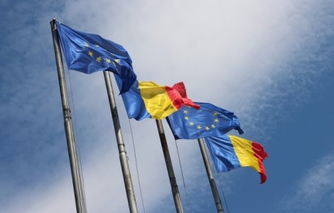 Steagurile Romaniei si UE, precum si logo-ul oficial al presedintiei rotative, proiectate pe cladirea Palatului Victoria