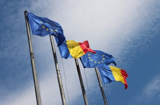 Steagurile Romaniei si UE, precum si logo-ul oficial al presedintiei rotative, proiectate pe cladirea Palatului Victoria