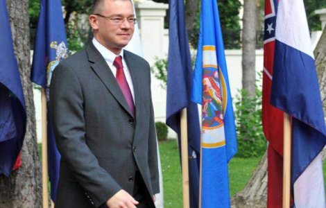 Premierul Ungureanu si-a anuntat Cabinetul