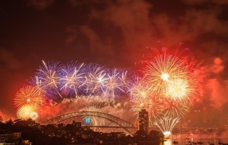 "La multi ani, 2018!" - mesajul proiectat pe Harbour Bridge din Sydney, la trecerea in 2019/ FOTO