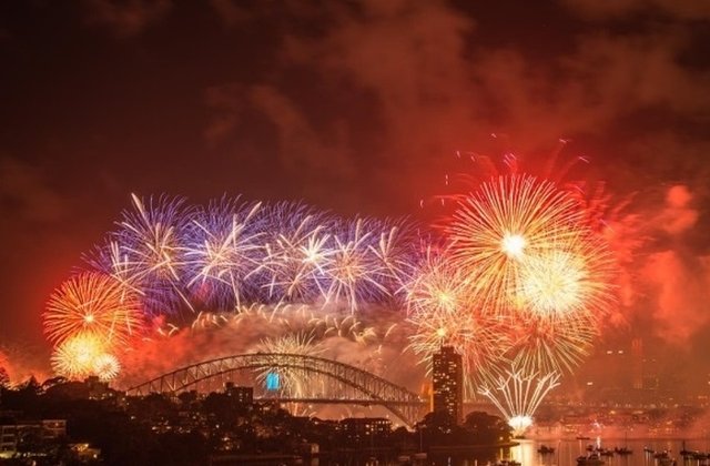 "La multi ani, 2018!" - mesajul proiectat pe Harbour Bridge din Sydney, la trecerea in 2019/ FOTO