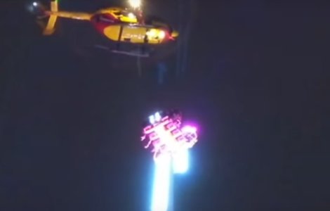 Opt persoane au petrecut Revelionul in frig, suspendate la 50 de metri in aer intr-un carusel care s-a defectat/ VIDEO