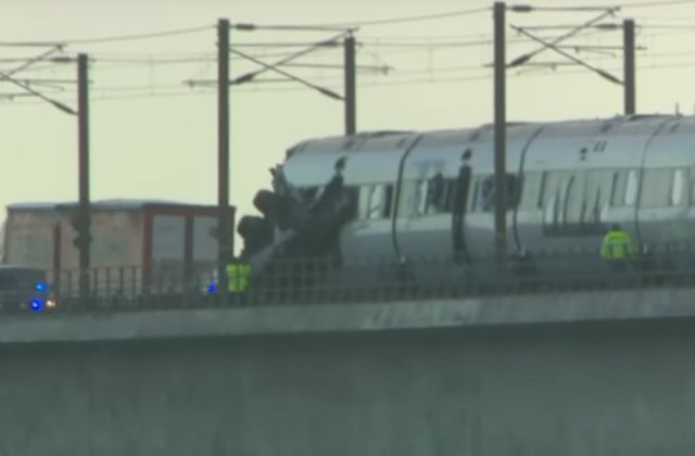 Mai multe persoane au murit in urma unui accident feroviar pe un pod din Danemarca