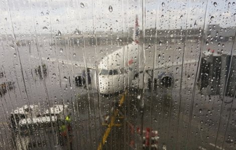 Zboruri anulate spre si dinspre o populara insula de vacanta din Thailanda din cauza furtunii Pabuk