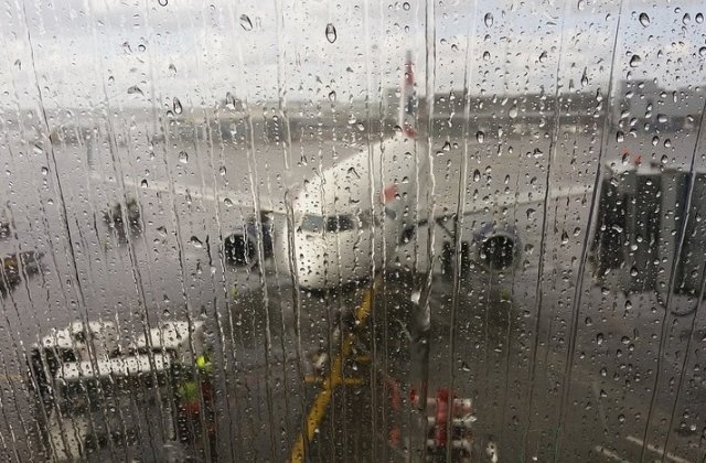 Zboruri anulate spre si dinspre o populara insula de vacanta din Thailanda din cauza furtunii Pabuk