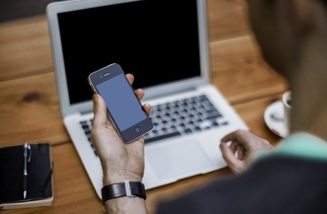 Angajatii Huawei sanctionati pentru ca au utilizat telefoane Apple