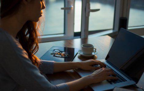 Studiu: Utilizarea retelelor de socializare, asociata cu un risc mai mare de depresie la adolescente