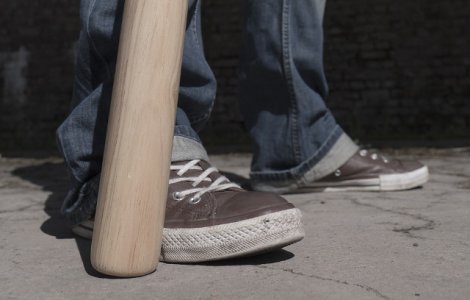 Cinci romani au fost batuti cu bate de baseball, in propria casa din Irlanda de Nord