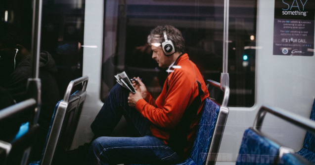  Top  8 lucruri pe care sa le faci in mijlocul de transport in comun pentru a nu-ti irosi timpul