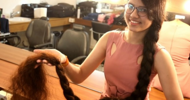O adolescenta din India are cel mai lung par din lume / VIDEO