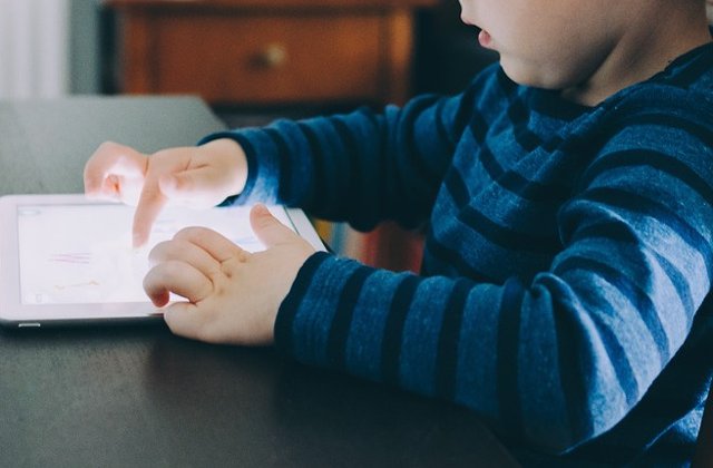 Studiu: Parintii, sfatuiti sa limiteze accesul copiilor la dispozitivele electronice cu o ora inainte de culcare
