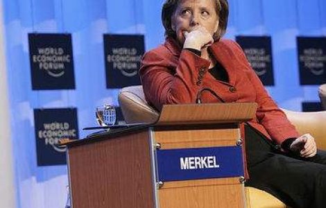 Angela Merkel, in uniforma nazista