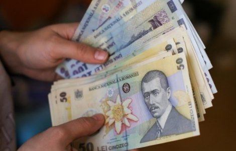 Leul atinge un nou minim istoric in raport cu euro. Ce a determinat deprecierea leului, potrivit economistilor