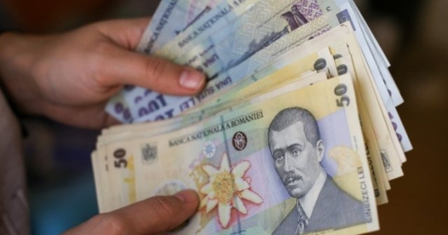 Leul atinge un nou minim istoric in raport cu euro. Ce a determinat deprecierea leului, potrivit economistilor