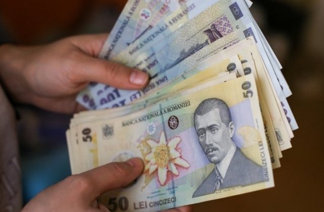 Leul atinge un nou minim istoric in raport cu euro. Ce a determinat deprecierea leului, potrivit economistilor