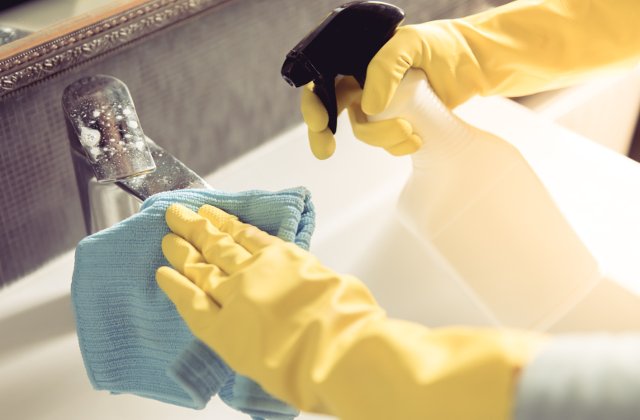 8 greseli pe care sa le eviti cand faci curatenie in baie