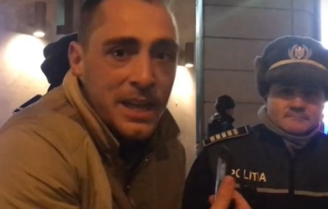 Vladimir Draghia, bruscat si amendat de jandarmi in fata Ateneului/ VIDEO