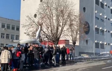 Protest la Spitalul Judetean din Valcea dupa ce un copil a intrat in coma. Se cere demisia medicilor de la Pediatrie/ VIDEO