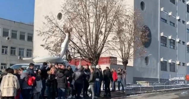 Protest la Spitalul Judetean din Valcea dupa ce un copil a intrat in coma. Se cere demisia medicilor de la Pediatrie/ VIDEO