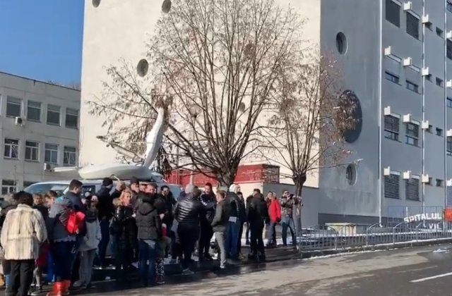 Protest la Spitalul Judetean din Valcea dupa ce un copil a intrat in coma. Se cere demisia medicilor de la Pediatrie/ VIDEO
