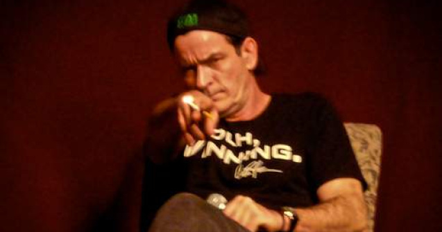  Video  Charlie Sheen: Ashton Kutcher este "varza"