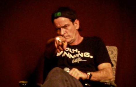  Video  Charlie Sheen: Ashton Kutcher este "varza"