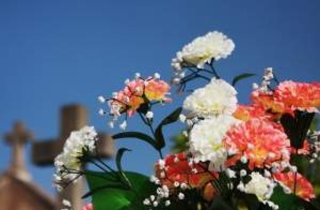 Ce vedete au fost invitate la funeraliile lui Whitney?